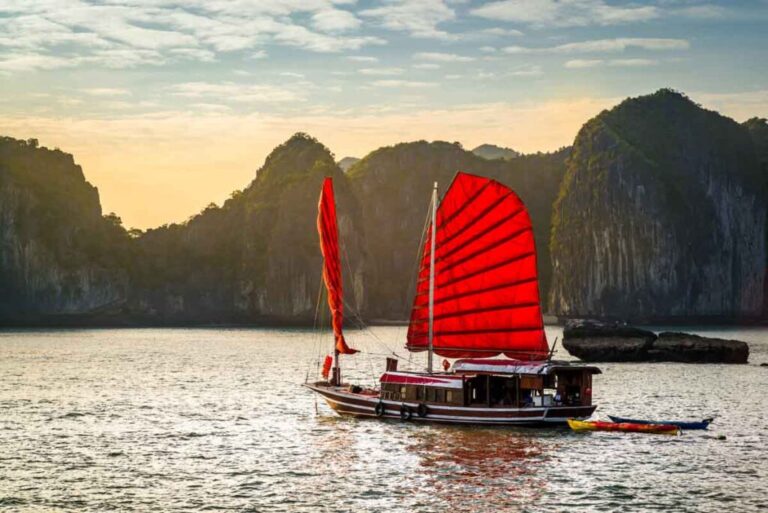 junco-barque-baie-halong vietnam