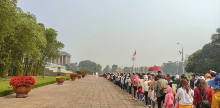 mausolee-ho-chi-minh-hanoi-vietnam 2.webp